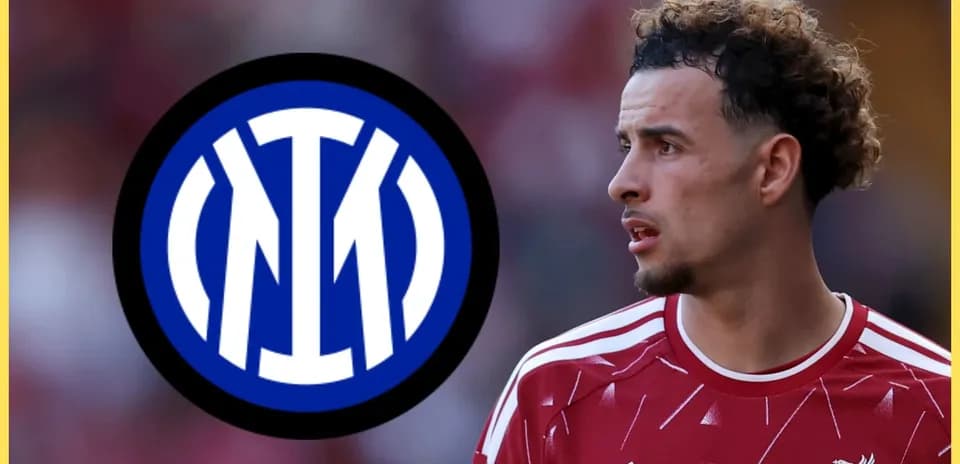 Futbolchi o'yin davomida Inter logosi bilan