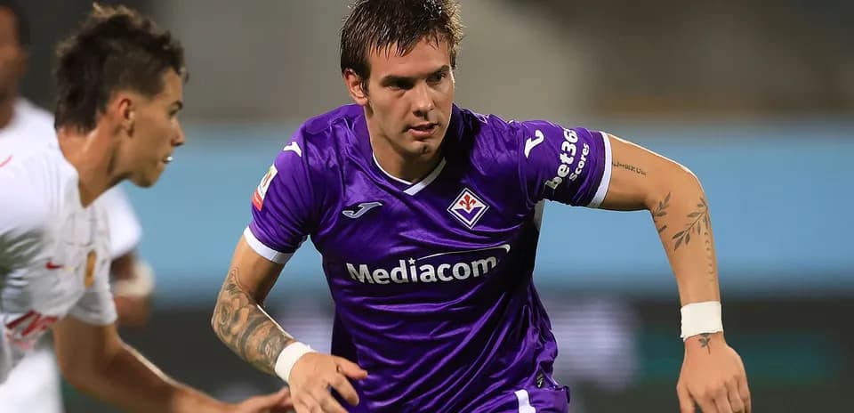 Fiorentina player dribbling during a match