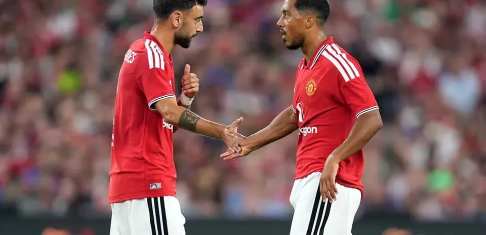 Ikkita futbolchi o'yin paytida bir-biriga maslahat berishmoqda