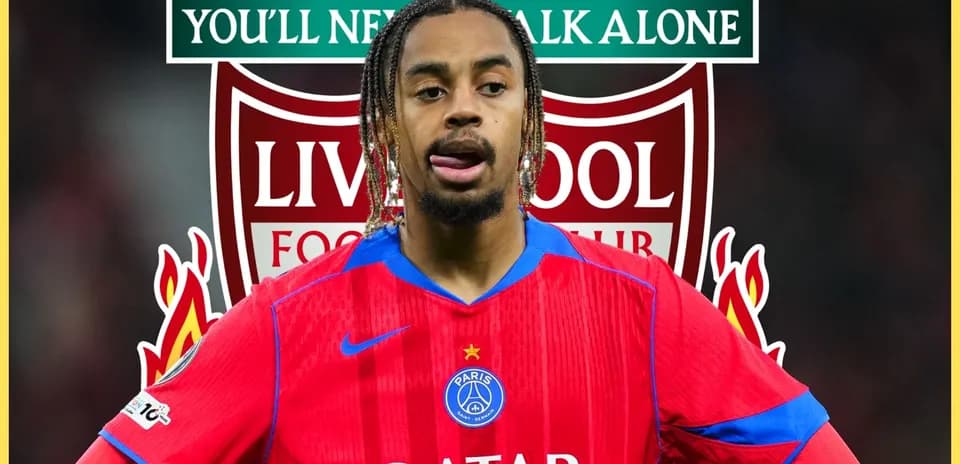 Futbolchi PSG formasida, Liverpool logotipi orqa fonda
