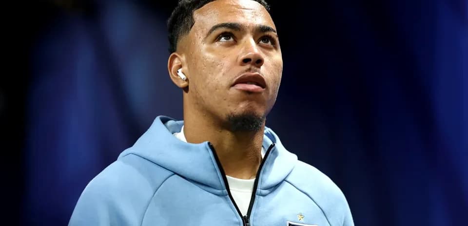 Futbolchi ko'ylakda sahnaga chiqishga tayyorlanmoqda
