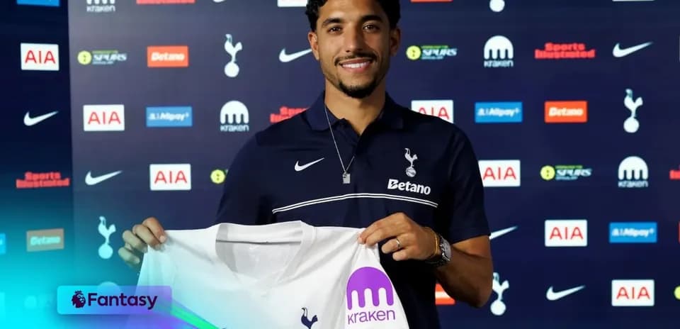 Futbolchi yangi forma bilan imzo qo'ymoqda