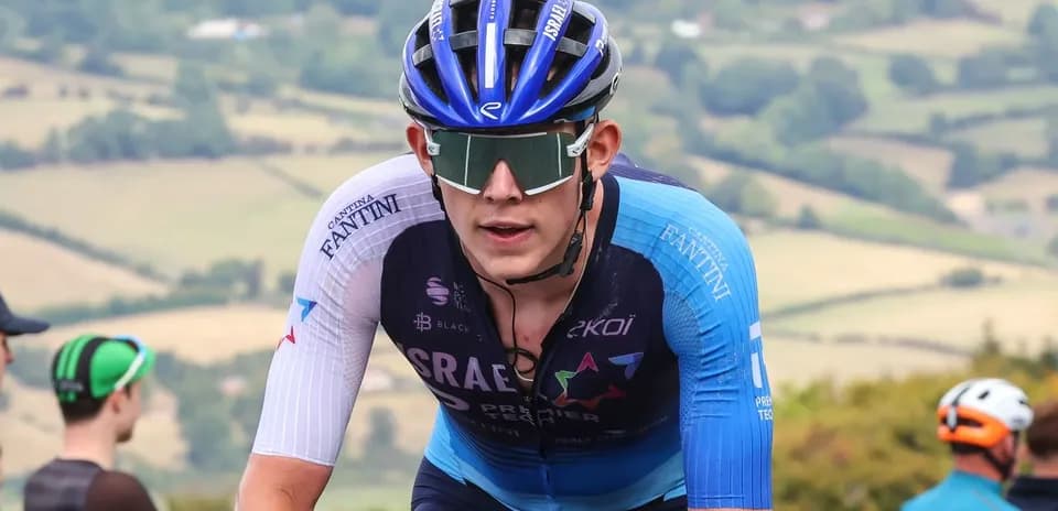 Velosipedchi tog'lar bo'ylab pedal surmoqda