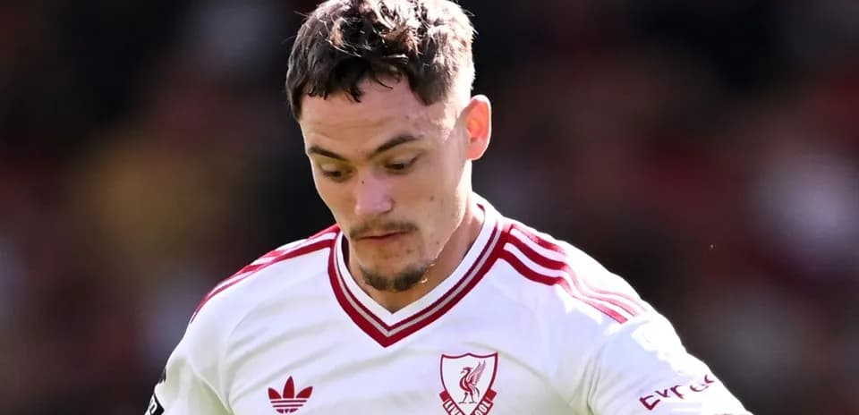Futbolchi Liverpool formasida maydonga tushmoqda