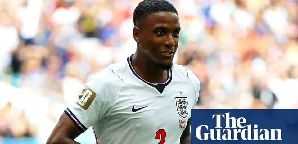 Futbolchi maydonda o'yin davomida harakatda