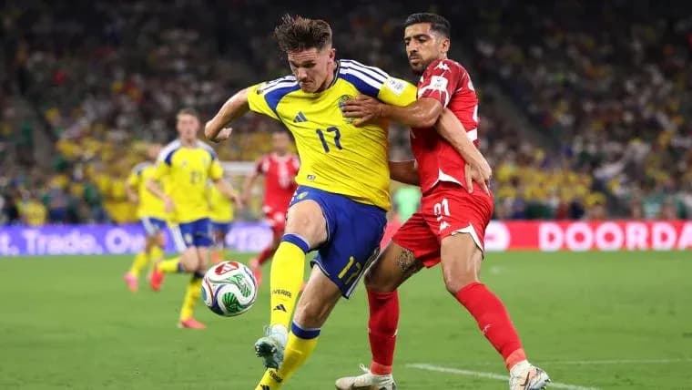 Ikkita futbolchi to'p uchun kurashmoqda