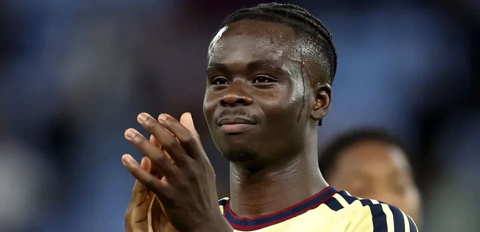 Futbolchi qo'llarini tepaga ko'tarib maqtamoqda