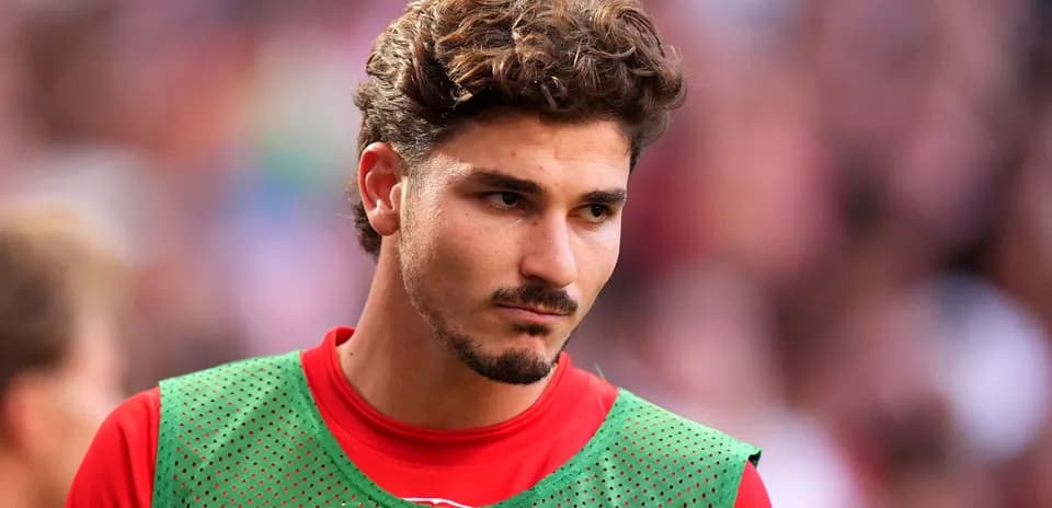 Futbolchi mashg'ulotda, yashil belbog' bilan