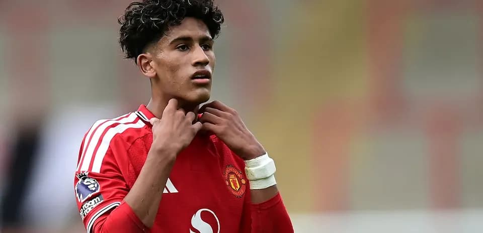 Futbolchi Manchester United formasi bilan maydonda