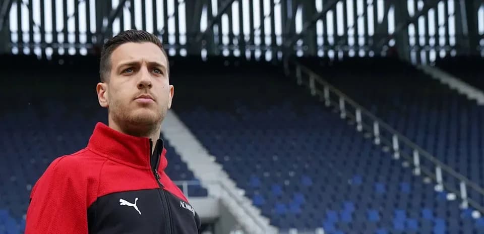 Futbolchi stadionning oldida turibdi