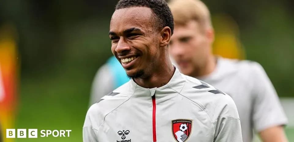Futbolchi treningda kulgili ko'rinishda