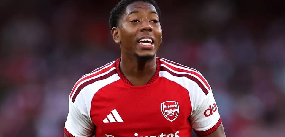 Futbolchi Arsenal formasida maydonda harakatda