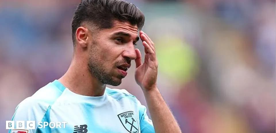 Futbolchi West Ham United jamoasi formasi bilan