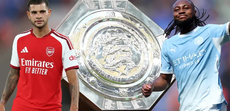 Arsenal and Manchester City players with trophy