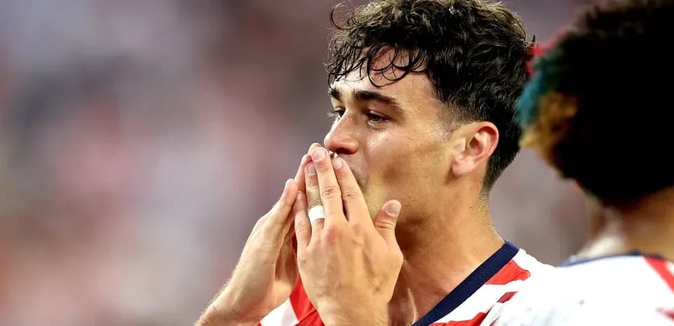 Futbolchi jamoaga qo'shilish uchun qo'llarini ko'tarayapti