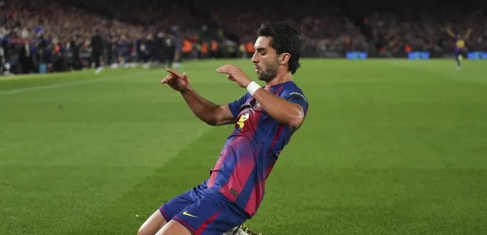 Futbolchi gol urganidan keyin joyida yotmoqda