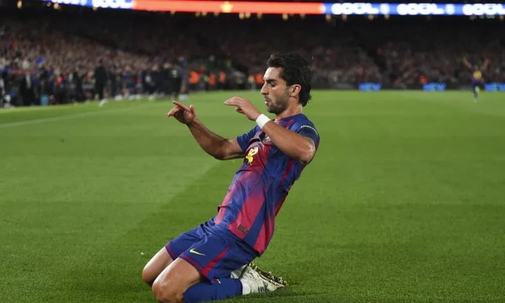 Futbolchi gol urganidan keyin joyida yotmoqda