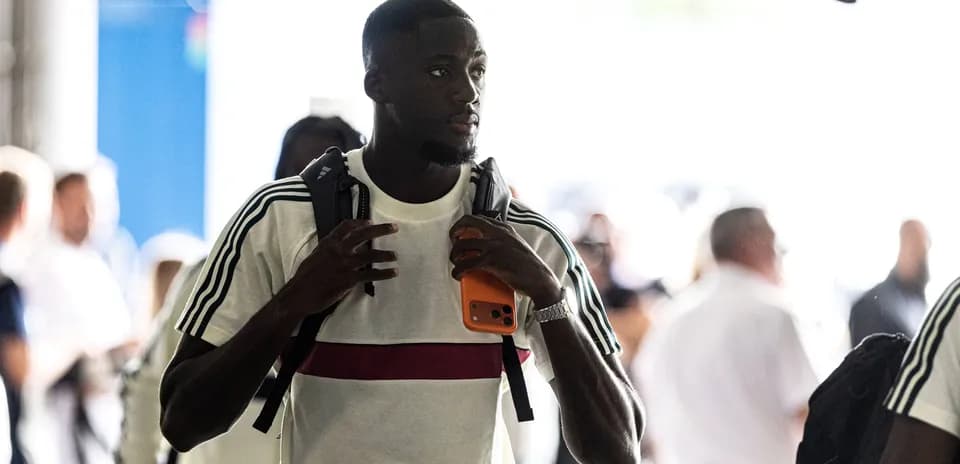 Futbolchi koridor orqali o'tib ketmoqda