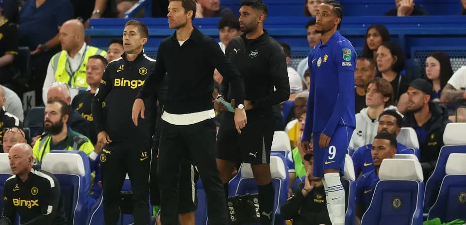 Trenerlar va o'yinchilar o'yin tomoshasi davomida