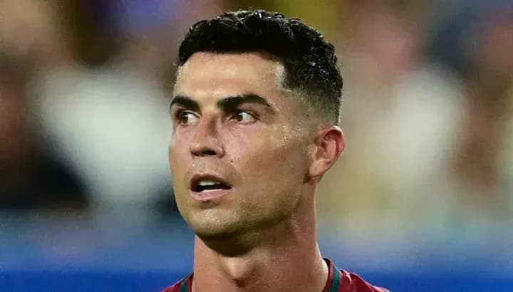 Futbolchi o'yinida jamoa formasida