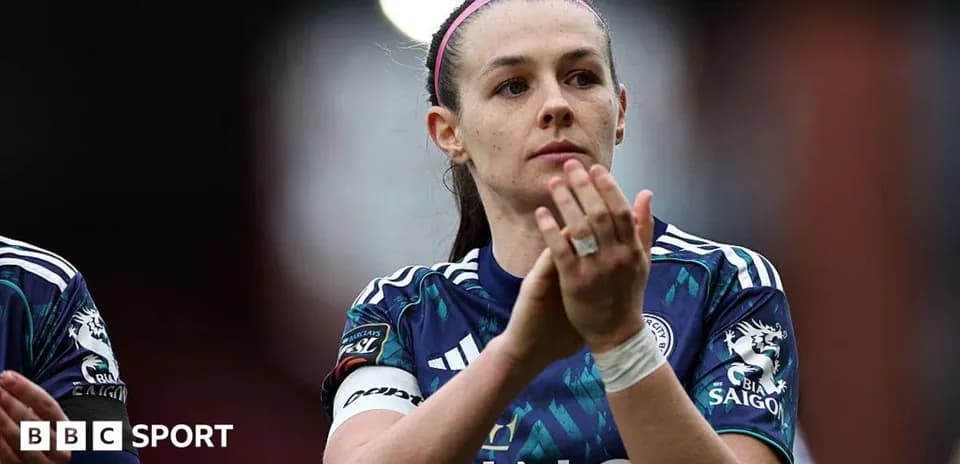 Futbolchi maydonda qizlarni qo'llab-quvvatlayapti