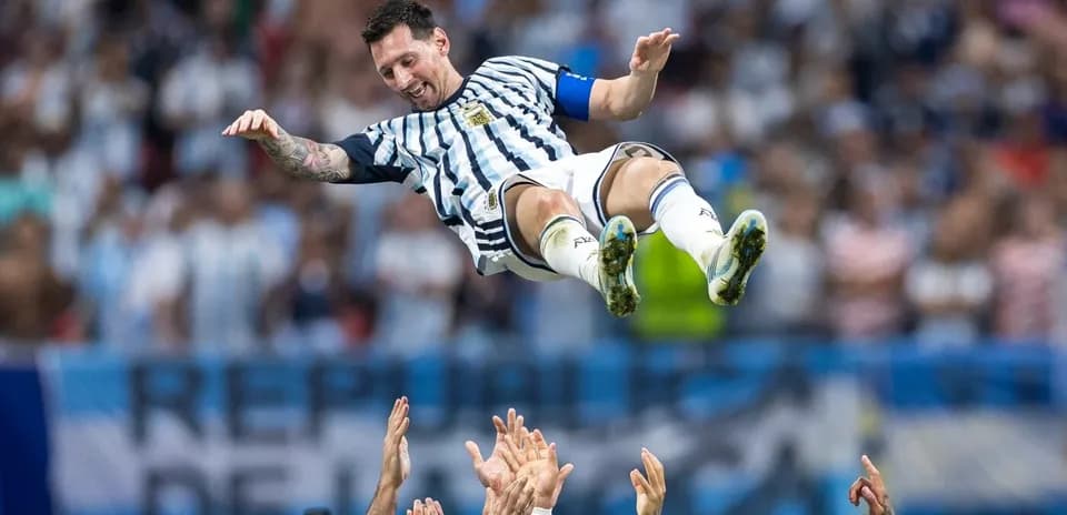 Futbolchi havoda, muxlislar qo'llariga tushmoqda
