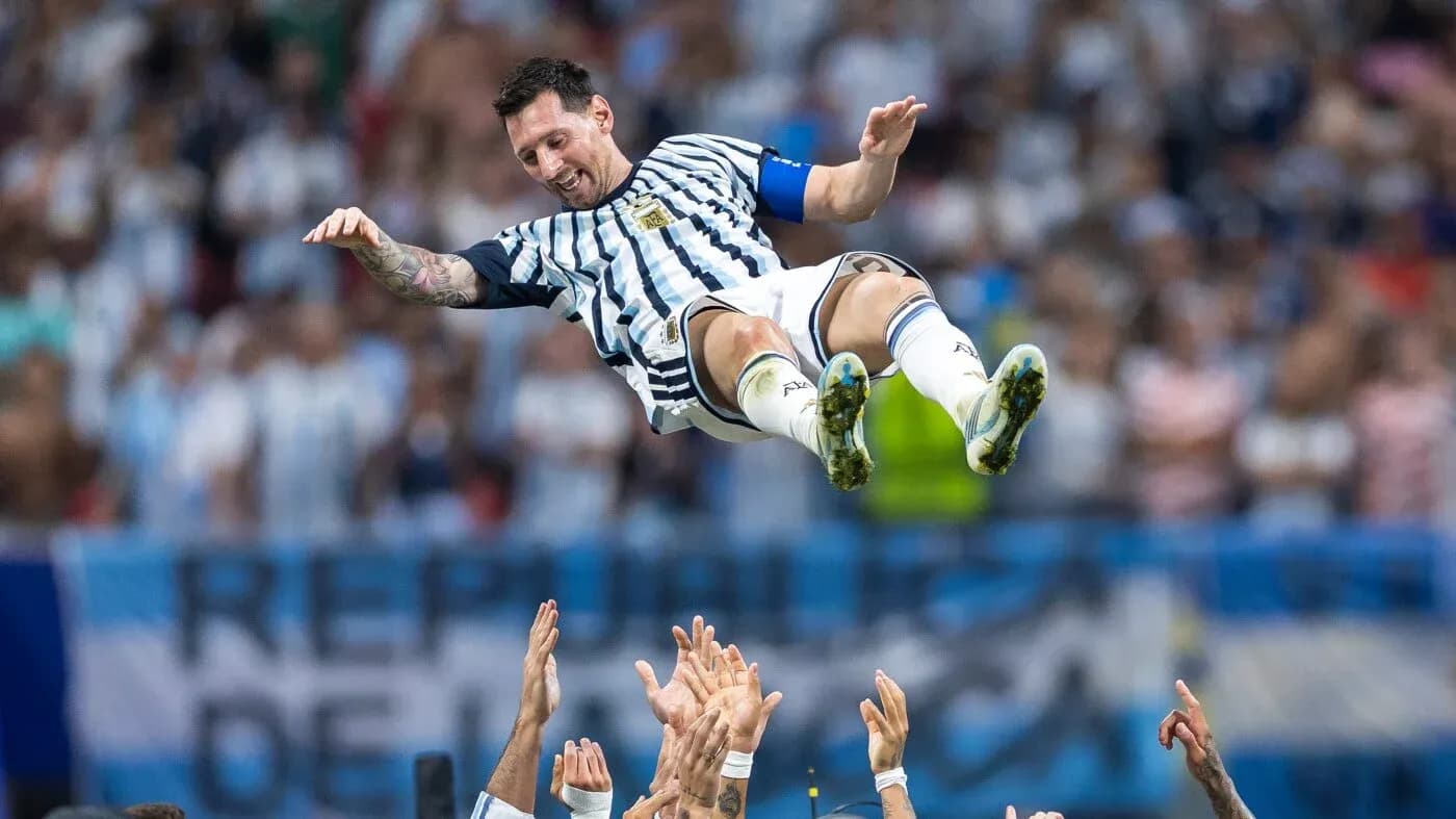 Futbolchi havoda, muxlislar qo'llariga tushmoqda