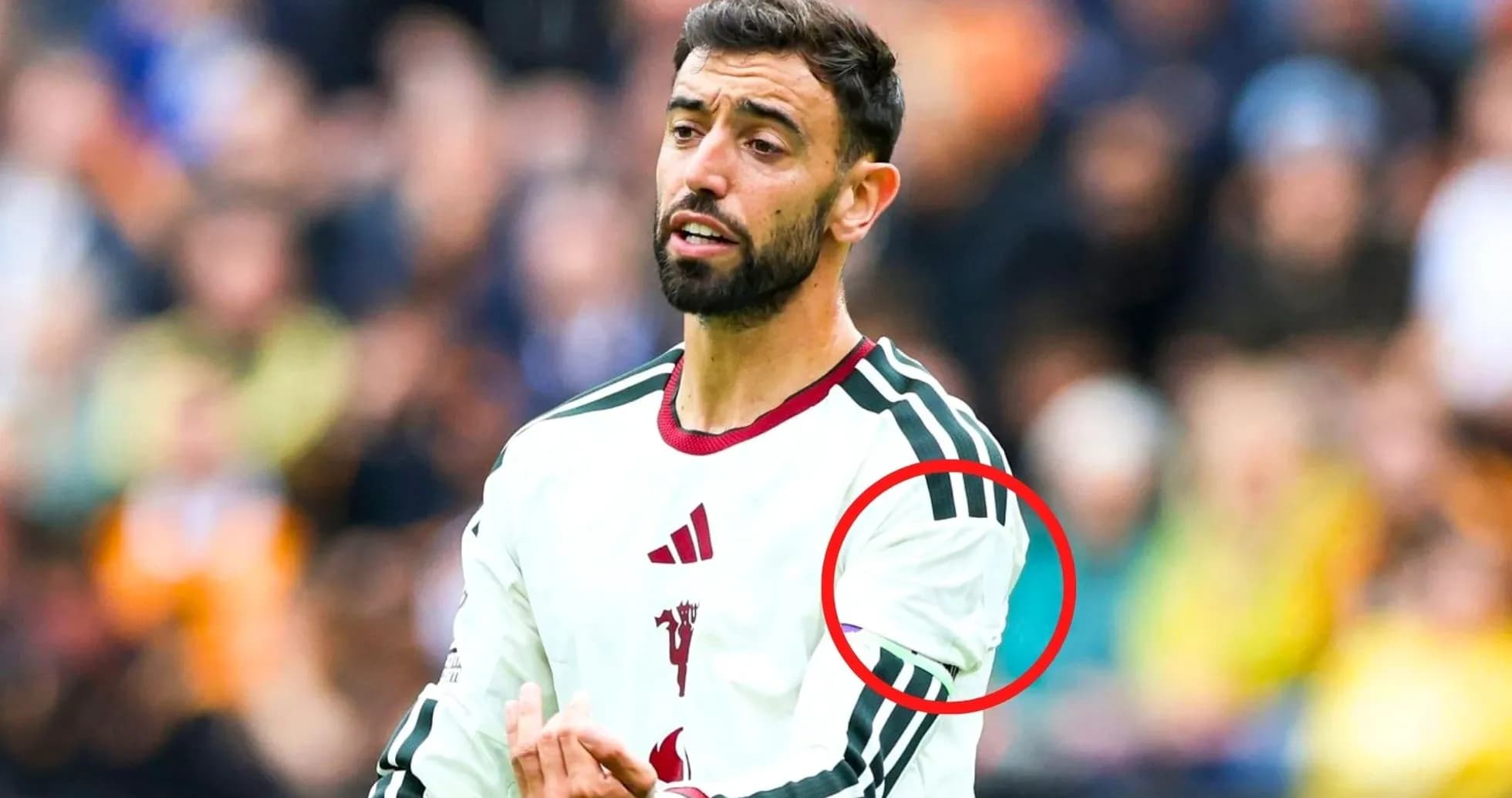 Futbolchi o'yin davomida jamoasiga ko'rsatma berayotgan
