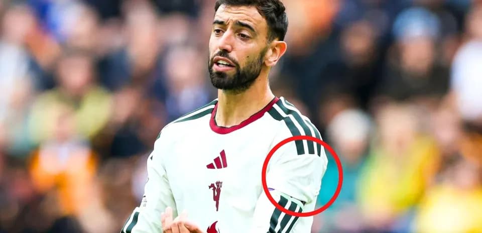 Futbolchi o'yin davomida jamoasiga ko'rsatma berayotgan