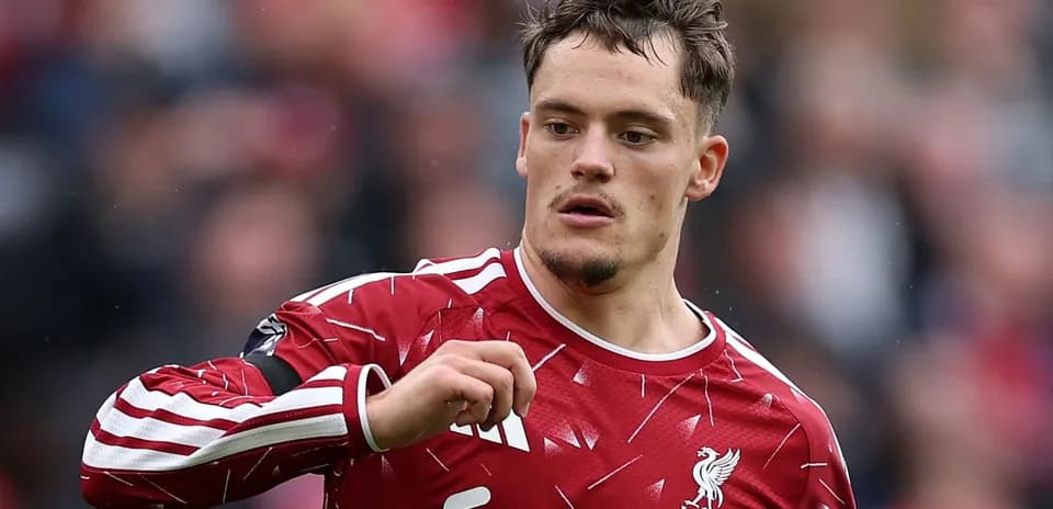 Futbolchi Liverpool formasida harakatda