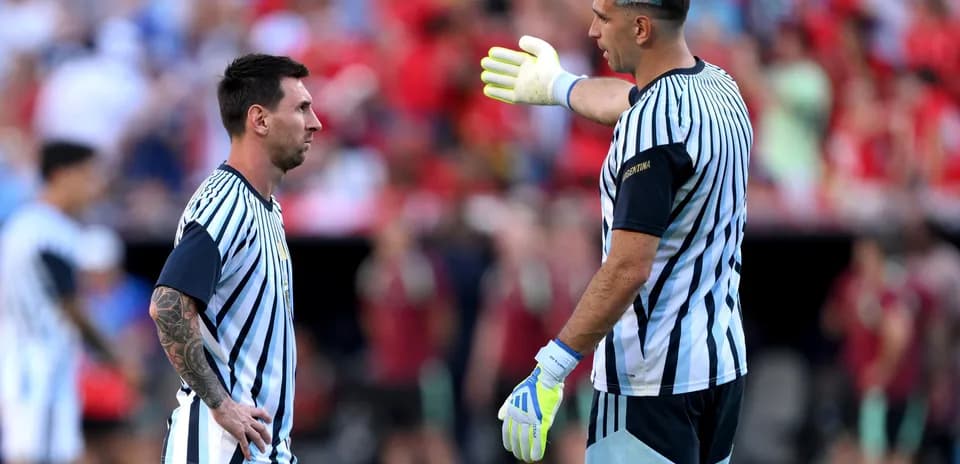 Messi and goalkeeper discussing on the field