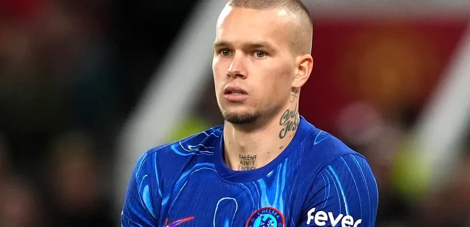 Futbolchi Chelsea formasida, maydonda turibdi