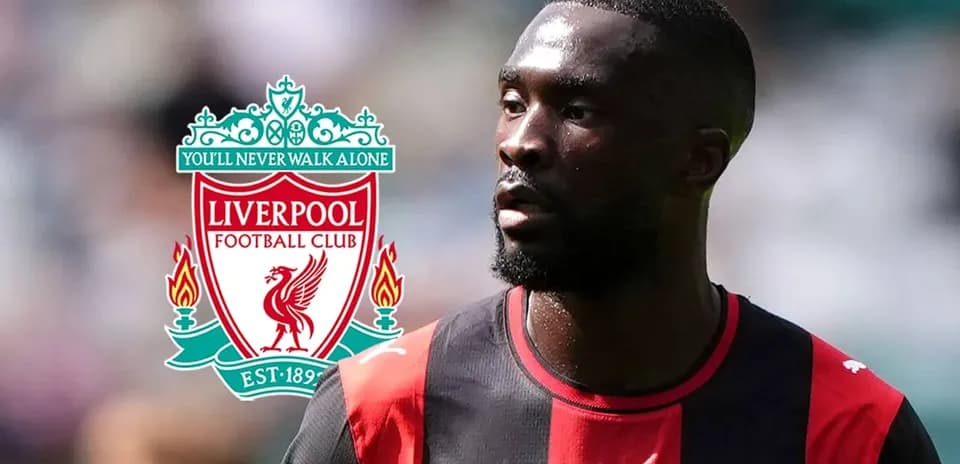 Futbolchi Liverpool logosi orqasida turgan o'yinchi