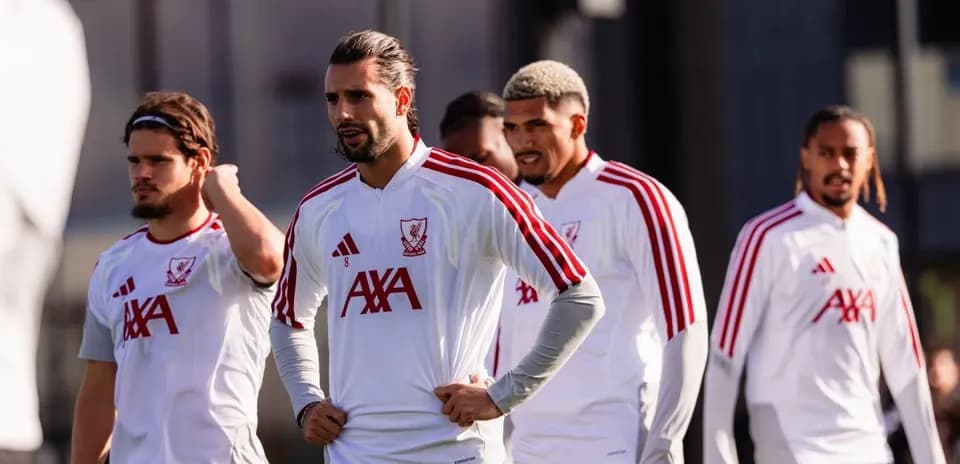 Futbolchilar treningda, Liverpool formalarida