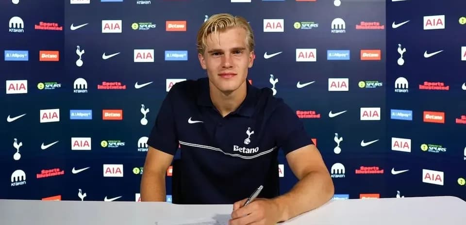 Yoshida signing contract at Tottenham Hotspur press conference