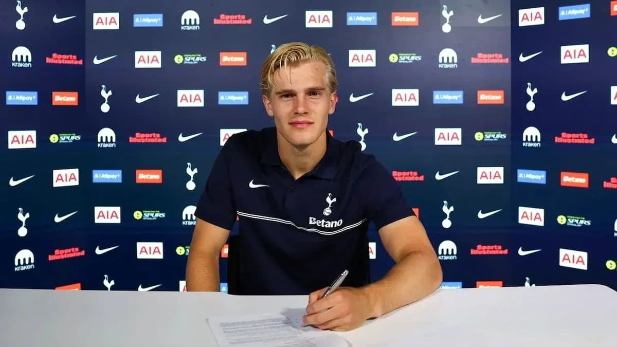 Yoshida signing contract at Tottenham Hotspur press conference