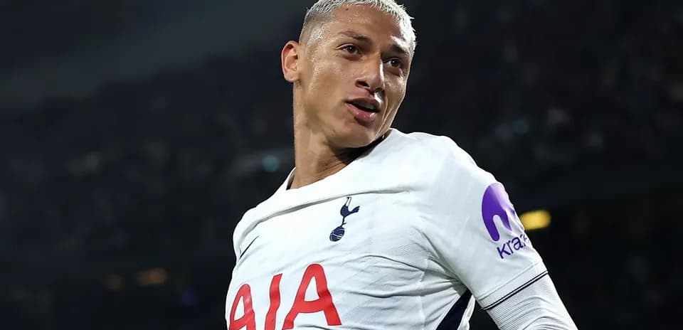Futbolchi Tottenham formasida maydonda harakatda