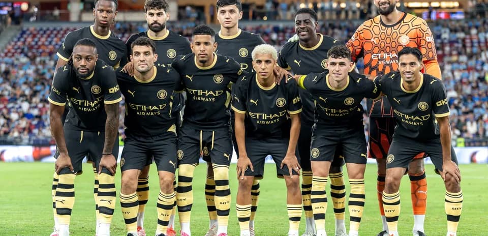 Futbol jamoasi safda, o'yinchilar birga turgan