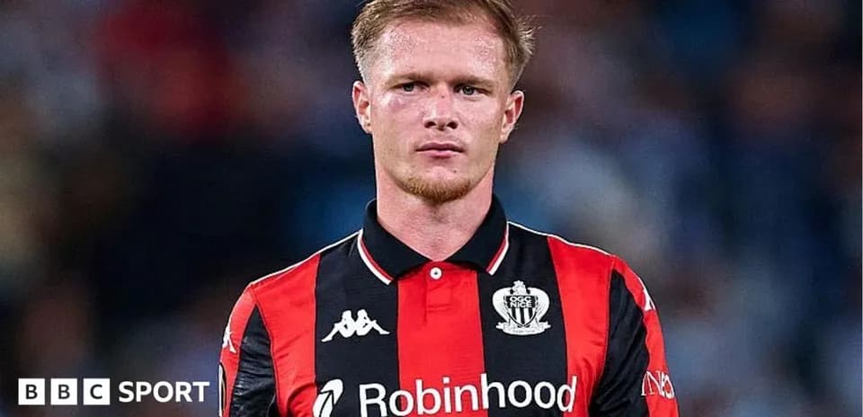 Futbolchi maydonga tayyorlanayotgan ko'rinishda
