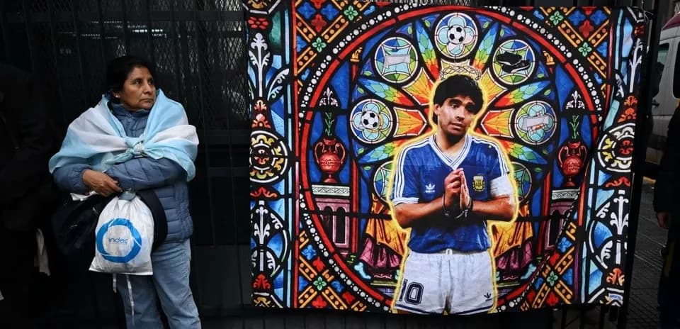 Ayol Argentina bayrog'ida Diego Maradona rasmida