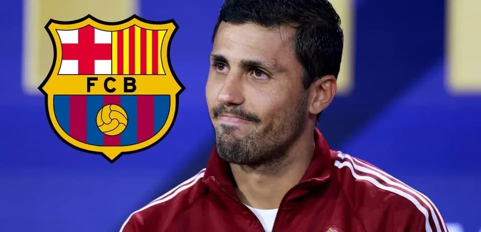 Futbolchi intervyu berayotgani, FC Barcelona logosi fonida