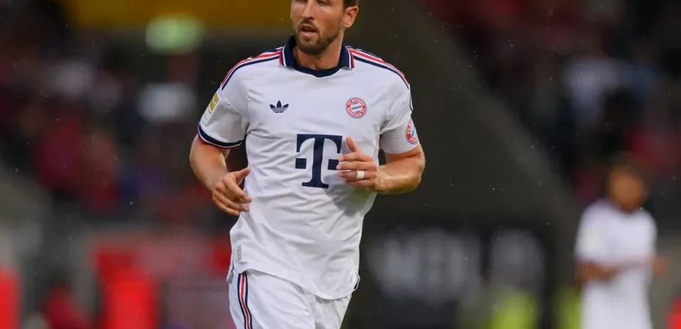 Futbolchi Bayern Munchen formasida maydonda yurmoqda