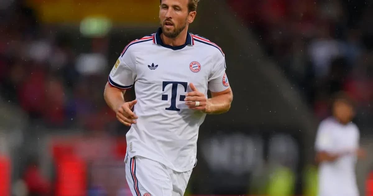 Futbolchi Bayern Munchen formasida maydonda yurmoqda