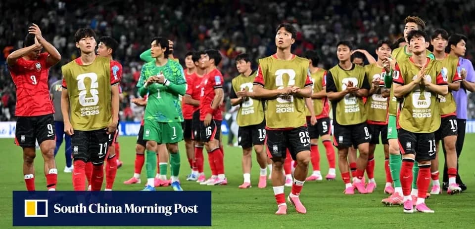 Koreya futbol jamoasi maydonda shukrona bildirayotgan