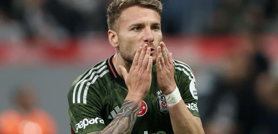 Futbolchi gol urganidan keyin muxlislarga qo'l uzatmoqda