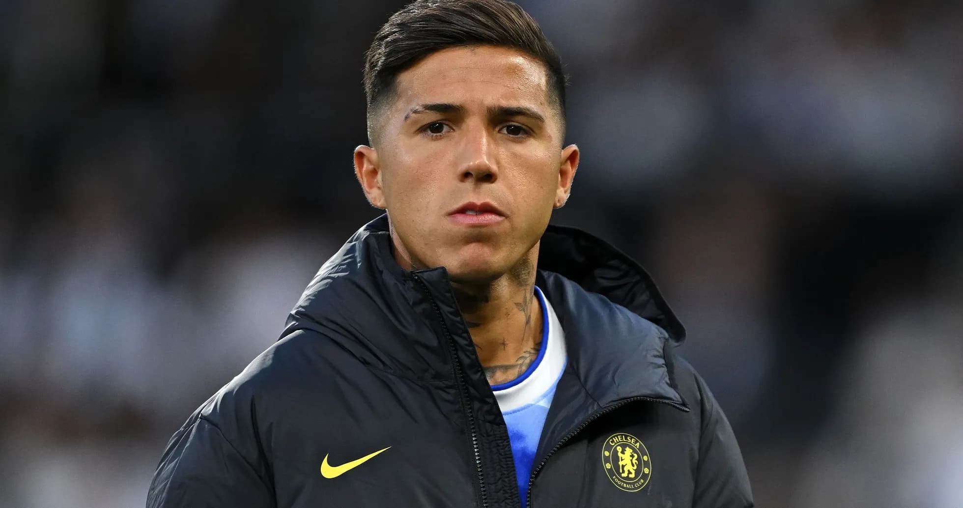 Futbolchi Chelsea formasida stadionda turgan