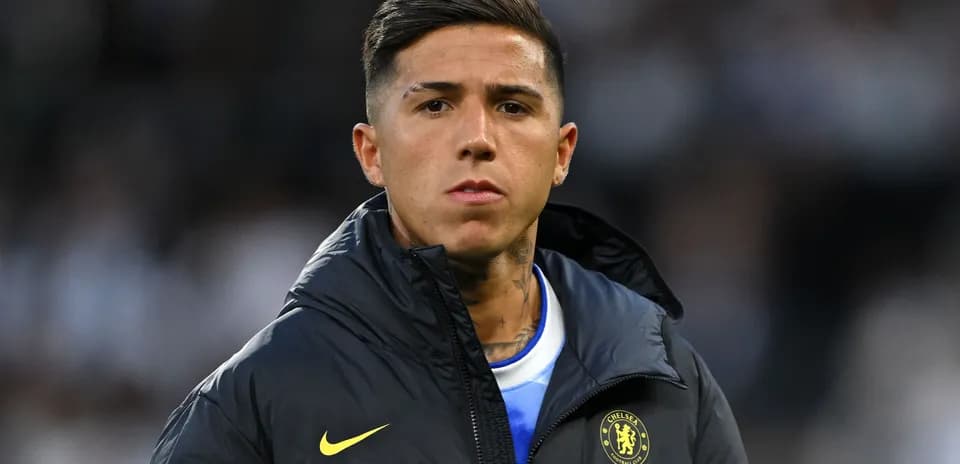 Futbolchi Chelsea formasida stadionda turgan