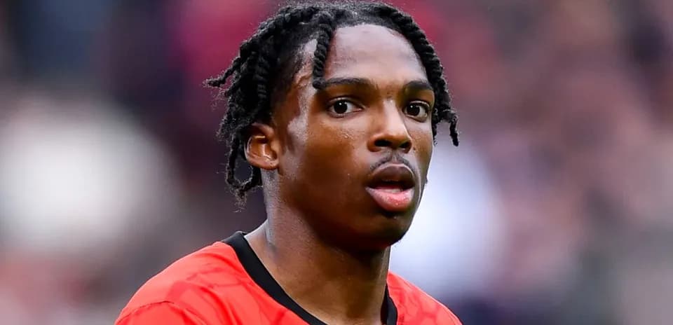 Futbolchi maydonda qizil forma kiygan