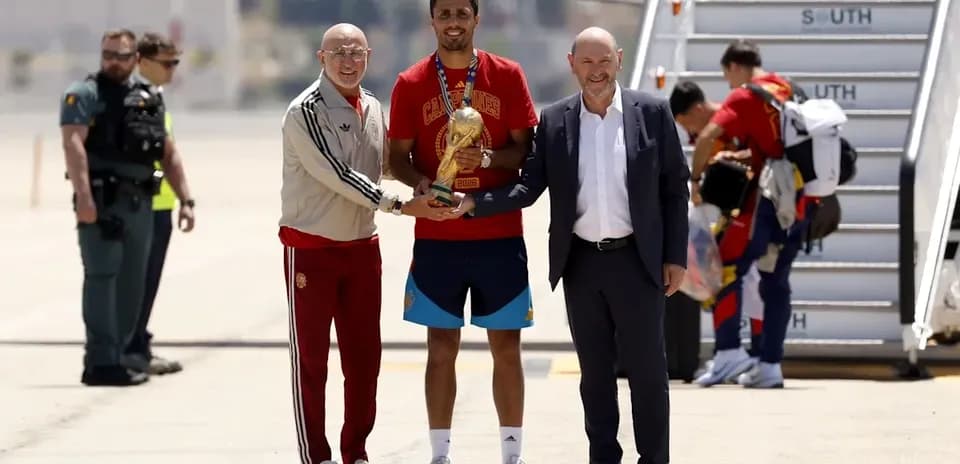 Futbolchilar samolyotda kubok bilan uchrashmoqda