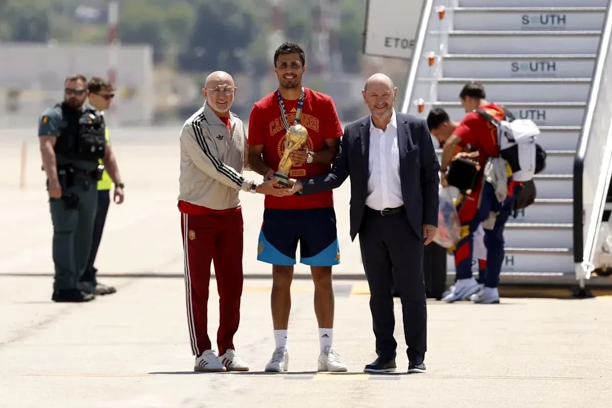Futbolchilar samolyotda kubok bilan uchrashmoqda